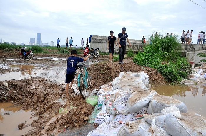 Duy chỉ có đi bộ và xe đạp là có thể qua đây nhưng cũng phải gặp rất nhiều khó khăn.