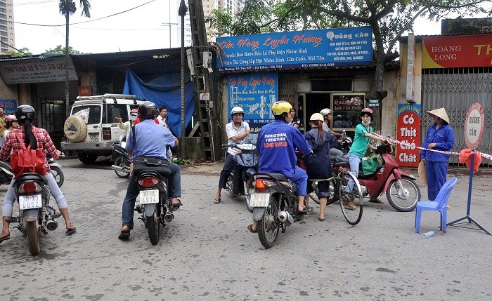 Biển “ Đường cấm” được đặt tại 2 đầu cầu Ngà nhưng nhiều người vẫn cố tình đi xe máy vào trong mục đích cũng chỉ để xem thỏa mãn tính tò mò.