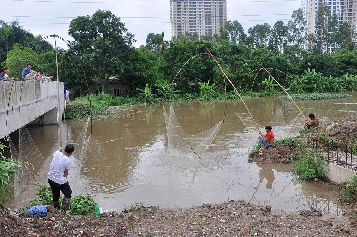 Rất đông người dân ra chân cầu Ngà để đánh bắt cá