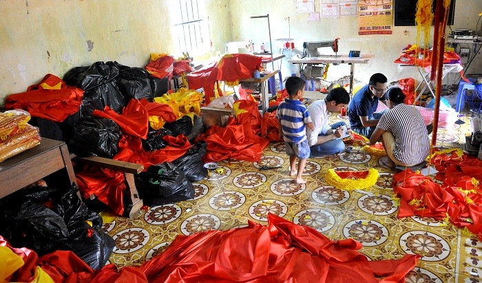 Không gian trong ngôi nhà làm cờ Tổ quốc này cũng chật kín vải vóc và đồ dùng làm nghề may cờ.