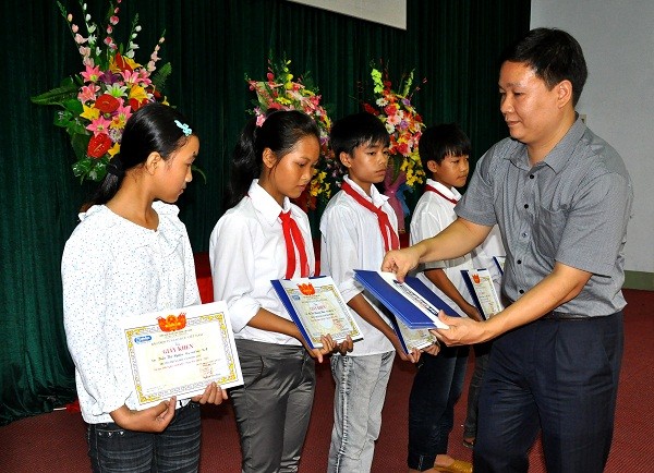 TBT Nguyễn Tiến Bình trao học bổng và giấy khen cho trẻ em nghèo học giỏi của các trường THCS, Tiểu học tại Thị xã Phú Thọ.