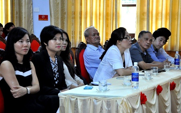 Các đại diện của báo GDVN, Công ty Ajinomoto Việt Nam, hội khuyến học Thị xã Phú Thọ, Phòng GD&ĐT Thị xã Phú Thọ cùng tham dự lễ trao học bổng.