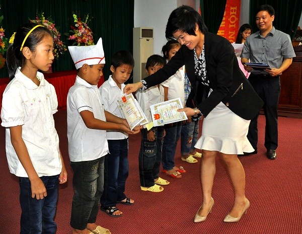Bà Thiều Thị Hoài Anh – Đại diện công ty Ajinomoto Việt Nam trao giấy khen cho các em học sinh giỏi.