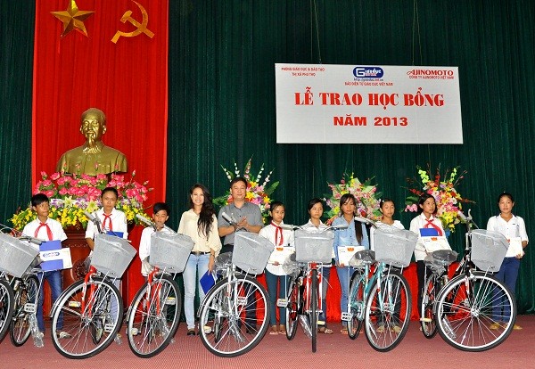 Nguyễn Huyền My - Người vừa đạt giải cao nhất của cuộc thi Nữ Sinh Trong Mơ 2013 cũng tham gia trao giấy khen và học bổng cho các em học sinh nghèo.