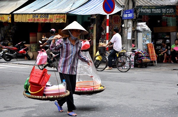 Những gánh hàng rong của các bà, các chị vẫn rong ruổi hàng ngày trên các con phố của Thủ đô