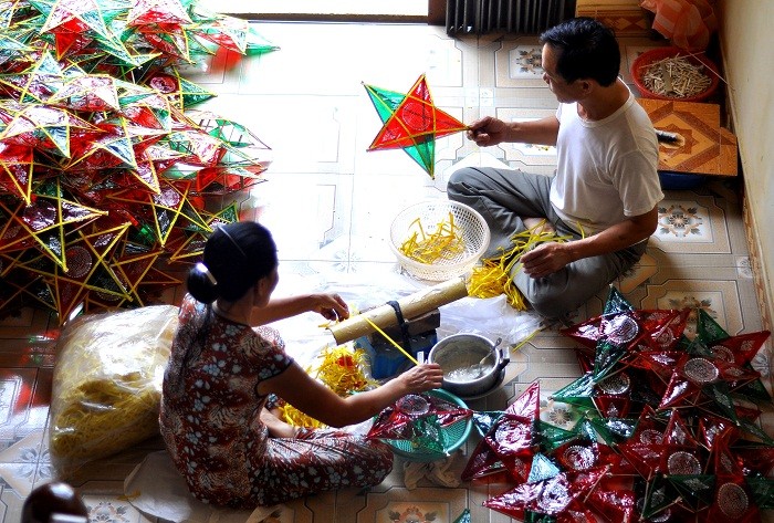 Không kể là người già hay trẻ nhỏ, gia đình ít người hay nhiều người… đèn ông sao vẫn được làm vào mùa Trung thu hàng năm.