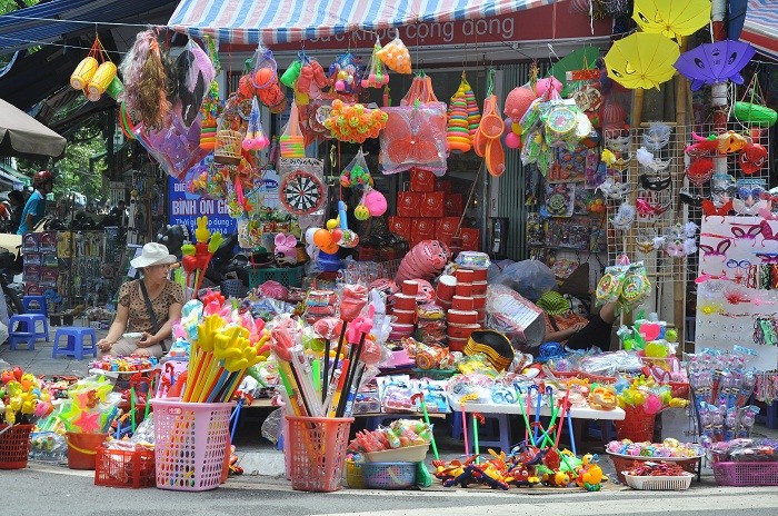 Bên cạnh những đồ chơi hiện đại thì đồ chơi truyền thống vẫn tồn tại với những giá trị ý nghĩa vốn có của nó.