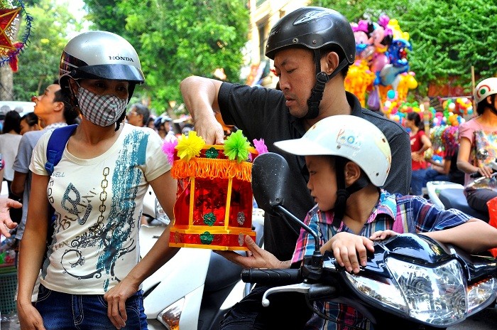 Đèn kéo quân cũng là mặt hàng được nhiều người lựa trong trong Tết Trung thu với nhiều ý nghĩa truyền thống. Giá của đèn kéo quân loại nhỏ và vừa cũng chỉ giao động 25.000 – 50.000 đồng/chiếc.