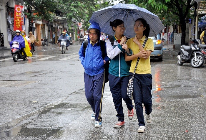 Do thời tiết thay đổi đột ngột, nhiều bạn trẻ còn chưa chuẩn bị được áo ấm.