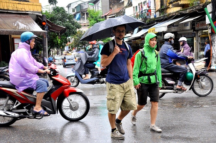 Những vị khách du lịch nước ngoài cũng đang cảm nhận được cái lạnh đầu mùa của Việt Nam.