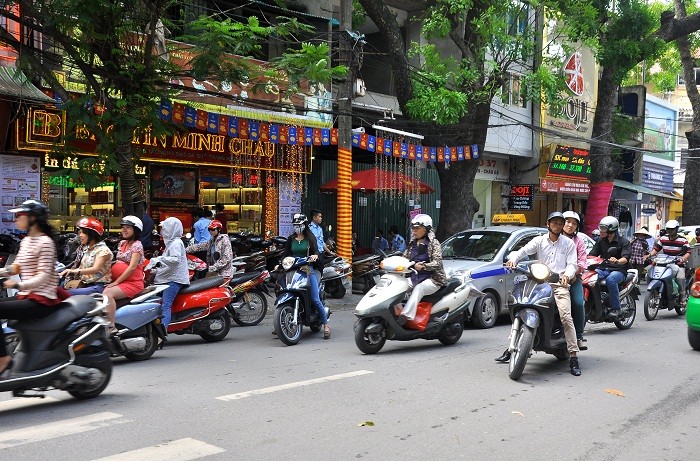 Phố Trần Nhân Tông lại đông đúc kể từ khi xuất hiện thông tin giá vàng giảm.