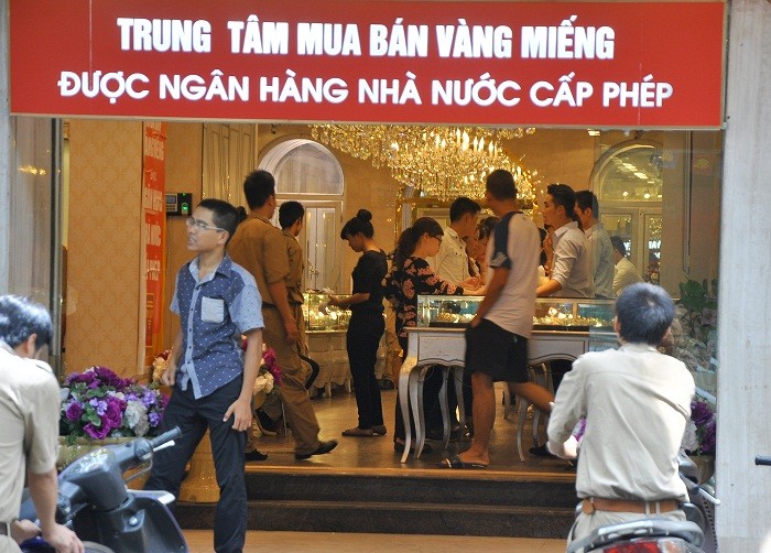 Giao dịch bên trong cửa hàng Phú Quý.