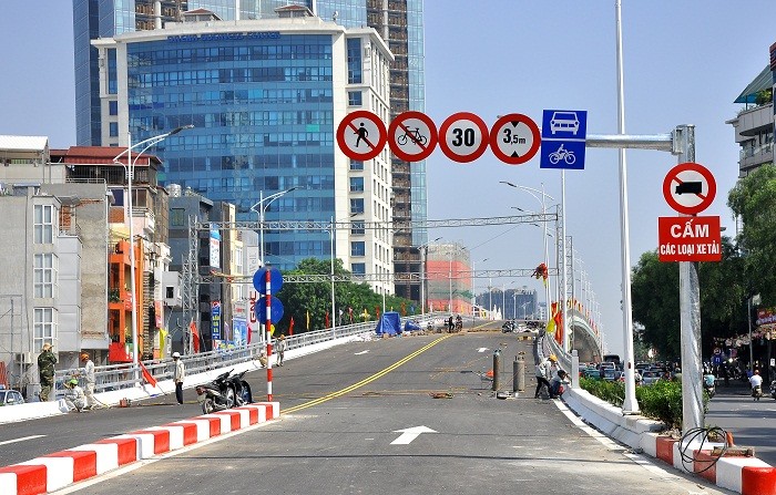 Cầu vượt cấm các loại xe tải, xe đạp và người đi bộ lưu thông trên cầu.