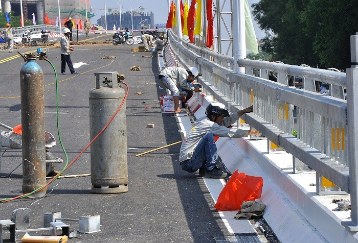 Công nhân đang hoàn thiện phần nắp thành cầu