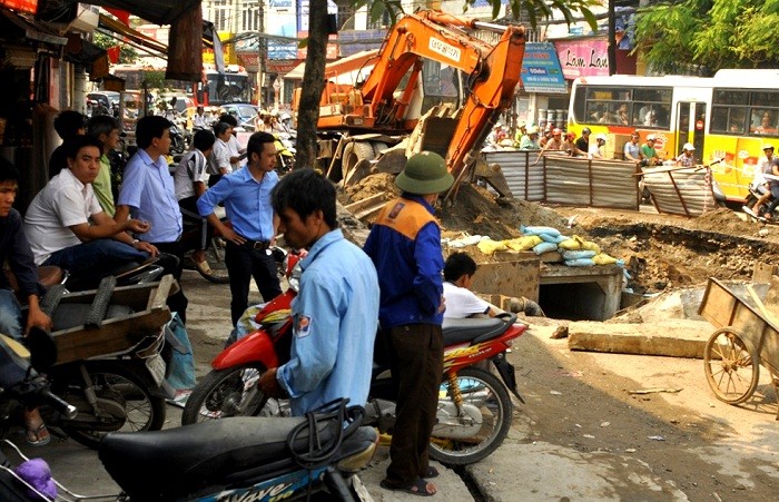 Nhiều người dân quanh đây được một phen bàng hoàng, lo lắng trước cảnh tượng sụt lún nguy hiểm này.