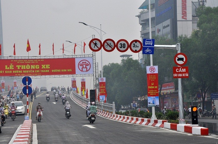 Sở GTVT Hà Nội cấm xe tải có trọng lượng từ 1,5 tấn trở lên, xe đạp, xe thô sơ và người đi bộ lưu thông trên cầu vượt Nguyễn Chí Thanh - Kim Mã.
