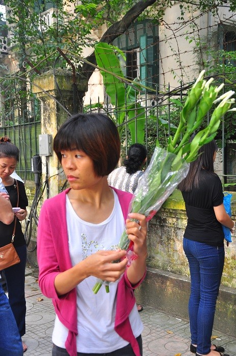 Hoa tươi được nhiều người chuẩn bị để viếng Đại tướng