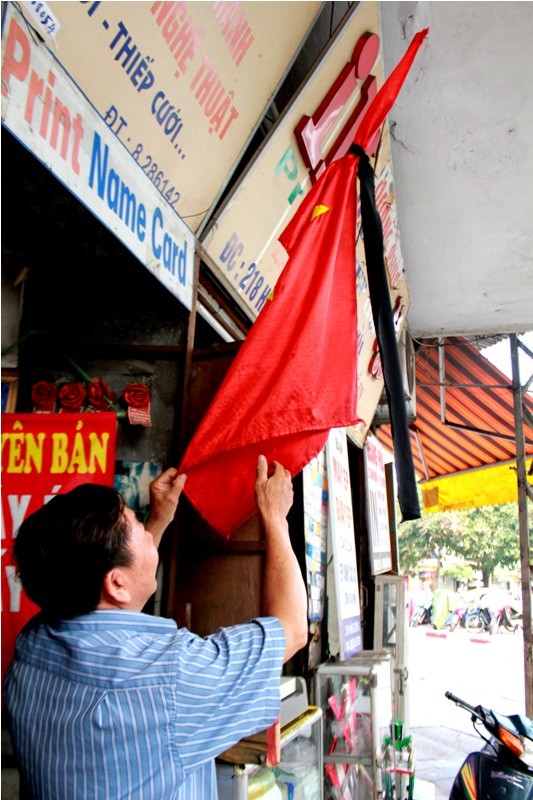 Trong tâm khảm mỗi người dân thì những lá cờ rủ làm mọi người thấy nhớ và tiếc thương vị tướng tài ba của dân tộc.