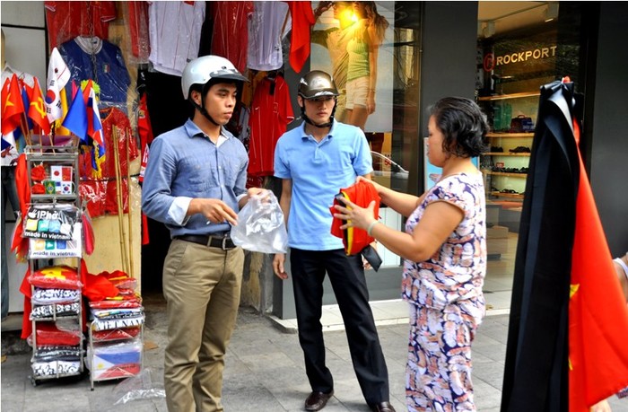 Những cửa hàng bán cờ Tổ quốc trong ngày này cũng đã kèm thêm những dải khăn tang đen.