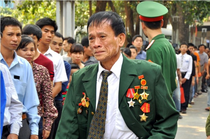 Từng là một người chiến sĩ trên mặt trận Việt Lào, đồng chí cựu chiến binh bước vào lễ tang cùng với những giọt nước mắt thương tiếc Đại tướng.