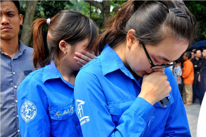Hai bạn thanh niên tình nguyện hội đồng hương tỉnh Hà Tĩnh nghẹn ngào khóc thương Đại tướng