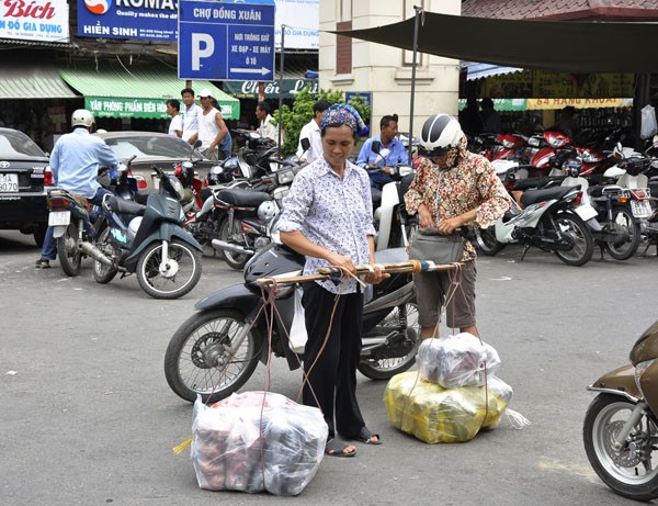 Những người phụ nữ vẫn đang mệt mài với công việc của mình trên chợ Đồng Xuân.