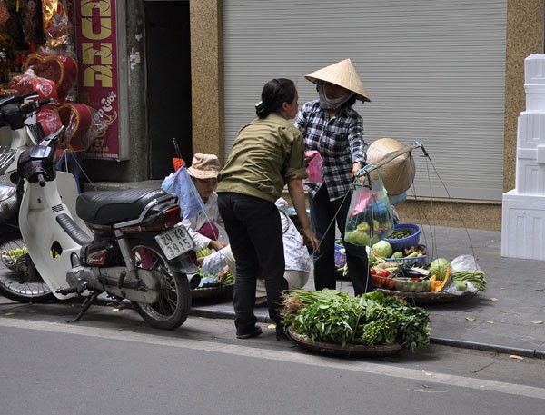 Niềm vui đến không chỉ đến với những người phụ nữ này khi bán được hàng mà còn trong công việc hàng ngày. Nụ cười vì cuộc sống, vì công việc và vì gia đình.