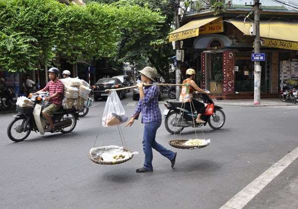 Dù trời nắng hay mưa, chúng ta vẫn hay bắt gặp hình ảnh các chị, các cô gánh gồng thúng đồ bán hàng trên đường phố.