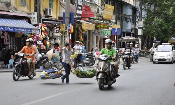 Chủ nhân của những gánh hàng rong đa phần là những người phụ nữ từ những tỉnh lẻ lên Hà Nội mưu sinh.