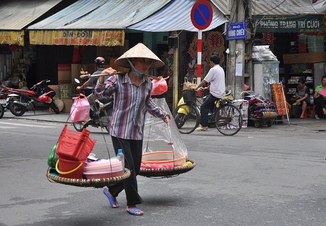 Hàng hóa trên mỗi gánh hàng là những thực phẩm, đồ dùng thiết yếu của cuộc sống được họ rao bán tới tận nhà người tiêu dùng.