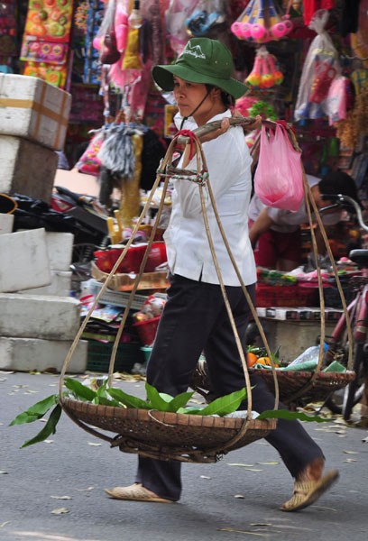 Với mỗi người dân ở Thủ đô thì những gánh hàng rong là những hình ảnh quen thuộc.