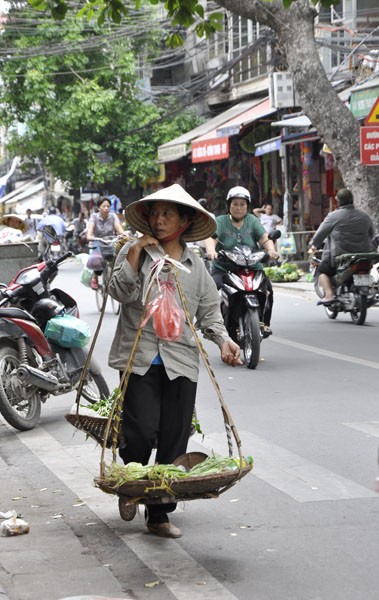 Nỗi vất vả thể hiện rõ trên khuôn mặt mỗi người gánh hàng rong. Những gánh hàng rong vẫn bềm bỉ trên những con phố cùng với thời gian.