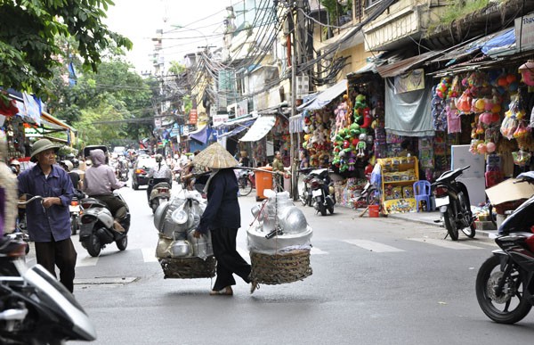 Mỗi một con đường, góc phố của Hà Nội đều ghi dấu bước chân của những người gánh hàng rong.