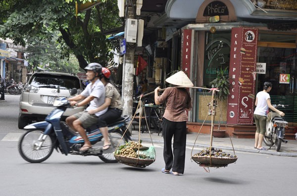 Dưới cái nắng của mùa thu, gánh hàng rong càng trở nên nặng nề hơn trên đôi vai.