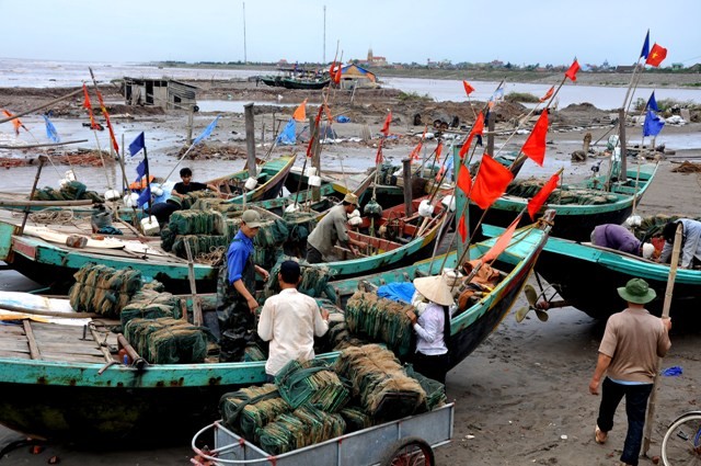 Không khí nhộn nhịp chuẩn bị tàu thuyền đánh bắt sau ngày trú bão tại các bãi chài của ngư dân huyện Hải Hậu.