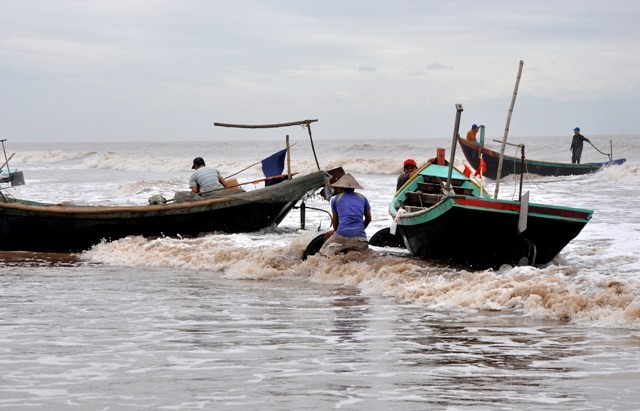 Trong ngày hôm nay (11/11), khi bão vừa qua thì ngư dân đánh bắt cũng không giám đi quá xa mà chỉ đánh bắt gần bờ.