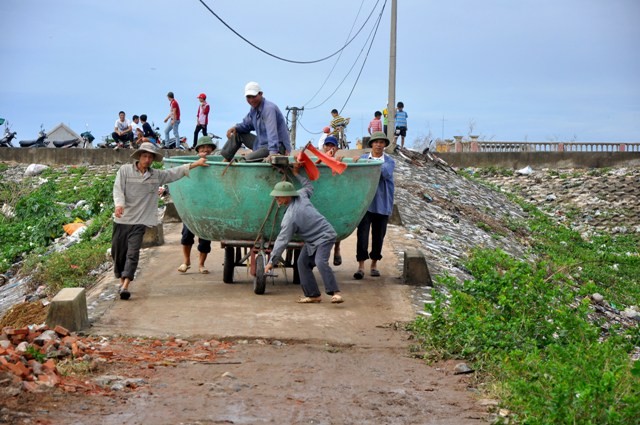 Cơn bão Hải Yến được đánh giá là cơn bão mạnh và có hướng đi phức tạp cho nên ngư dân xã Hải Lý đã đưa các phương tiện đánh bắt về nơi an toàn.