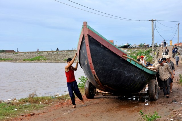 Những chiếc thuyền, mủng… cũng nhanh chóng được đưa quay trở lại bãi đánh bắt.