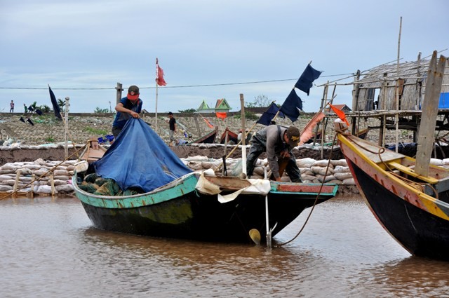 Thuyền trong các đầm cũng được ngư dân nhanh chóng đưa về bãi