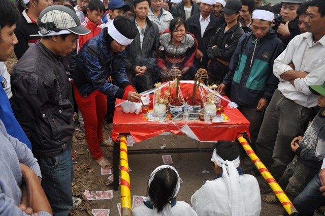 Gia đình, người thân, hàng xóm, người dân… đều rơi lệ tiễn đưa các nạn nhân.