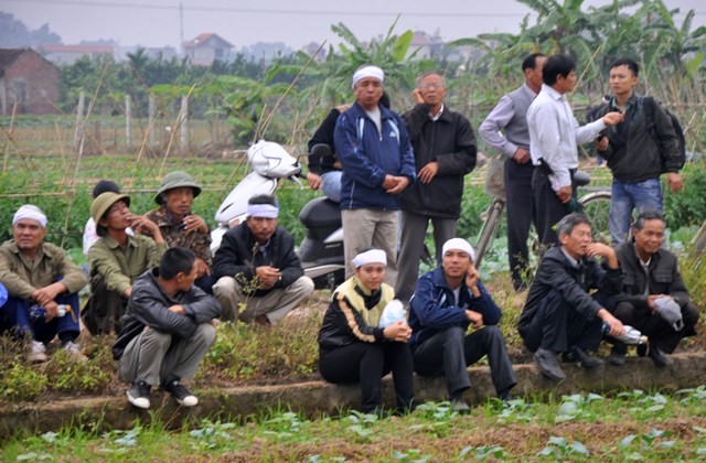 Đâu đâu trong thôn, xóm cũng thấy những chiếc khăn tang trắng và những tiếng khóc xót thương.