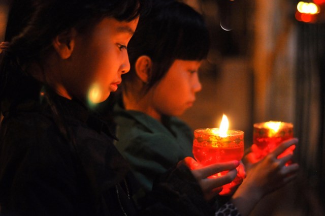 Cháu Trương Mỹ Hoa (10 tuổi) và Vũ Minh Thư (9 tuổi), ở Đoàn Thị Điểm (Hà Nội) cũng cùng bố đến thắp nến tưởng nhớ Đại tướng trong đêm 49 ngày này.