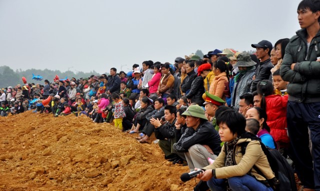 Từ sáng sớm, rất đông người dân đã đến “trường đua” của Làng văn hóa các Dân tộc Việt Nam.