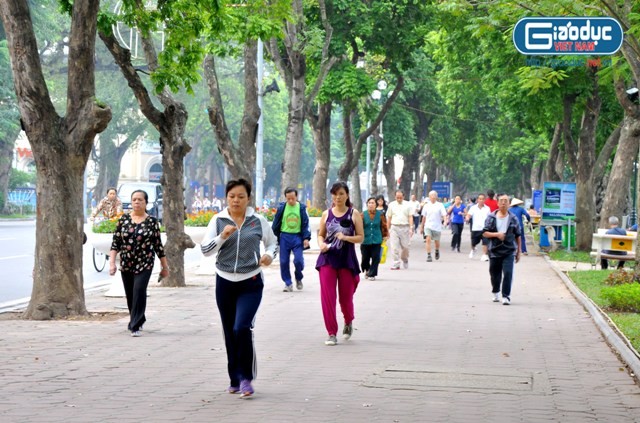 Người dân quanh khu vực công viên, bờ Hồ… đều tập trung tập thể dục vào mỗi buổi sáng.