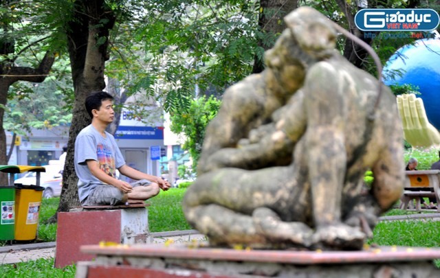 Tư thế “ngồi thiền” của một người đàn ông chọn một nơi yên tĩnh.