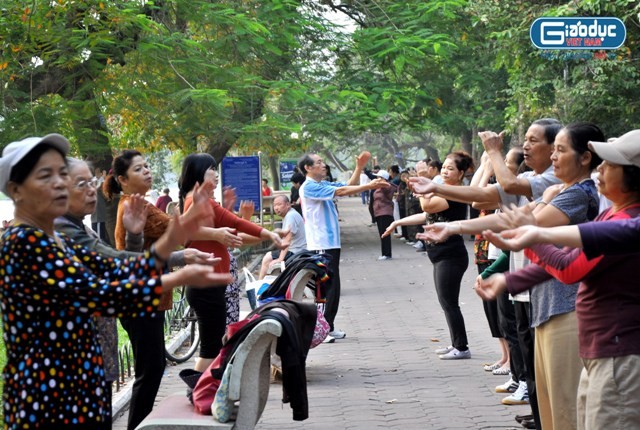 Để bắt đầu ngày mới sảng khoái, tinh thần minh mẫn, cơ thể dẻo dai thực hiện những động tác nhẹ nhàng vào mỗi buổi sáng, ngay sau khi thức dậy.