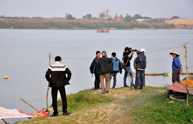 Một vài người dân hiếu kì cũng đã ra khu vực chân cầu Thanh Trì để chờ đợi tin tìm kiếm của đội.