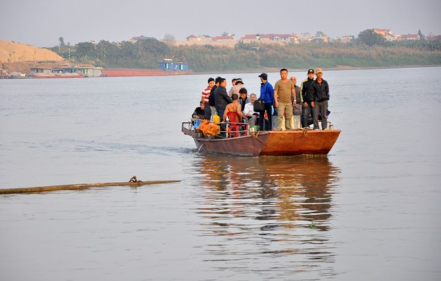 Khoảng 16h30’, đoàn thuyền đội tìm kiếm đã trở về bãi sau nhiều giờ tìm kiếm trên sông.