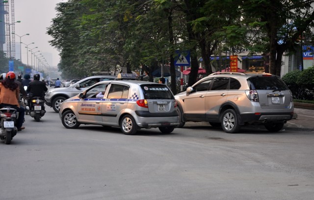 Tuy chưa tới giờ cao điểm, nhưng trên tuyến đường này đã rất lộn xộn: Xe dừng, xe đỗ, xe đi… không theo quy định.