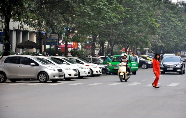 Mỗi chiều trên đường Hoàng Đạo Thúy có 3 làn nhưng người tham gia giao thông chỉ được lưu thông trên 2 làn.